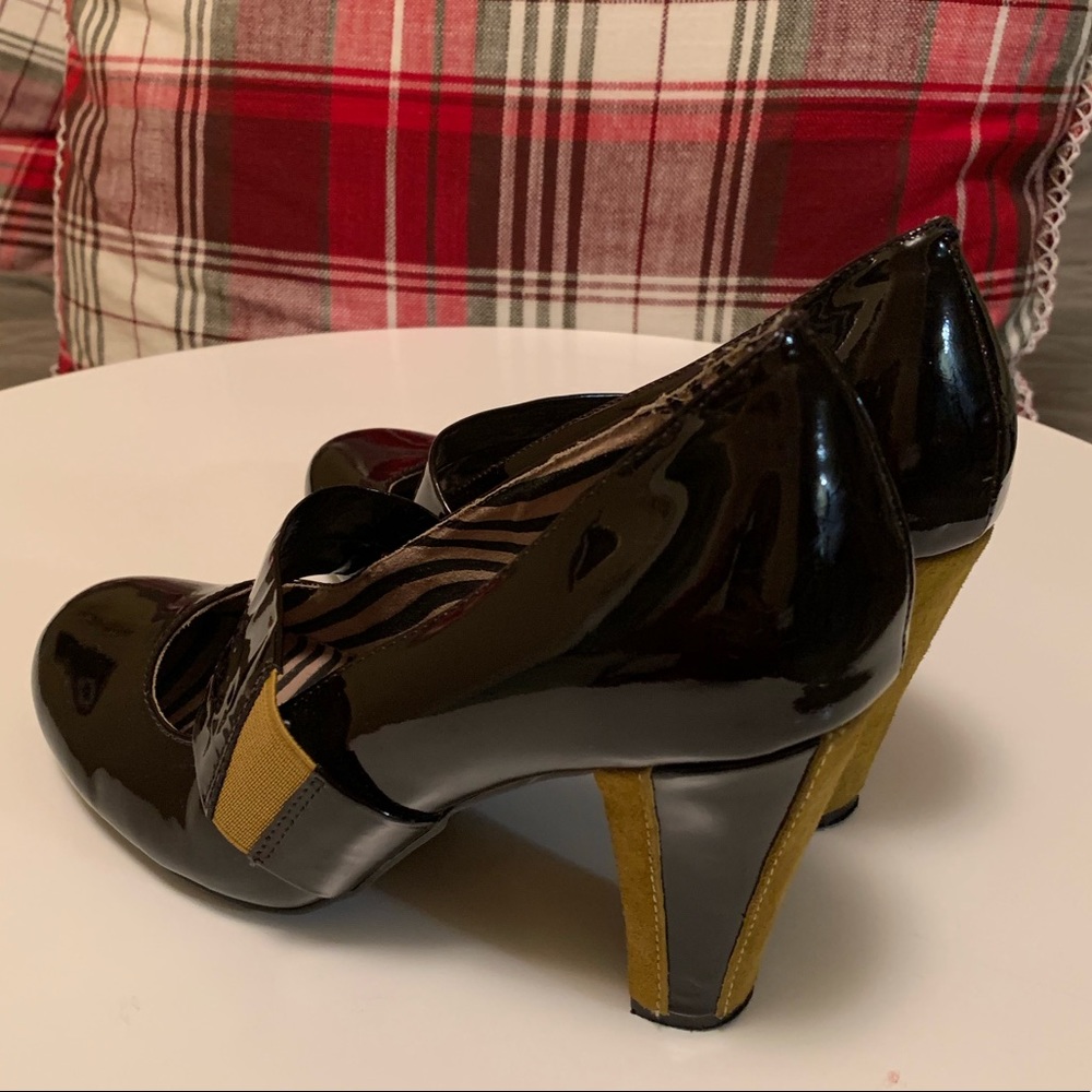 Women’s patent leather Mary Jane heel.